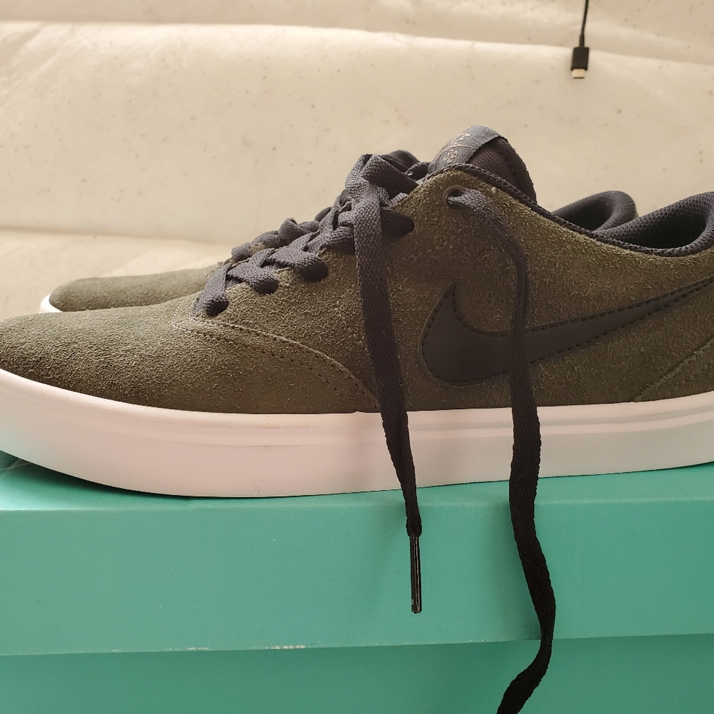 Shoes - Picture 4 of 9